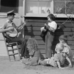 25 Vintage Photographs Depicting the Daily Life of American Children During the Great Depression_Lap