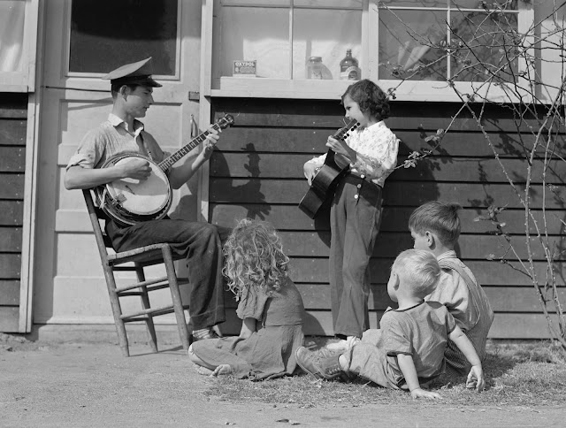 25 Vintage Photographs Depicting the Daily Life of American Children During the Great Depression_Lap