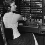 28 Amazing Vintage Photographs That Capture Telephone Switchboard Operators at Work from the Past_Lap