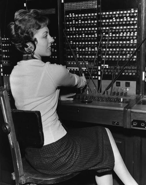 28 Amazing Vintage Photographs That Capture Telephone Switchboard Operators at Work from the Past_Lap