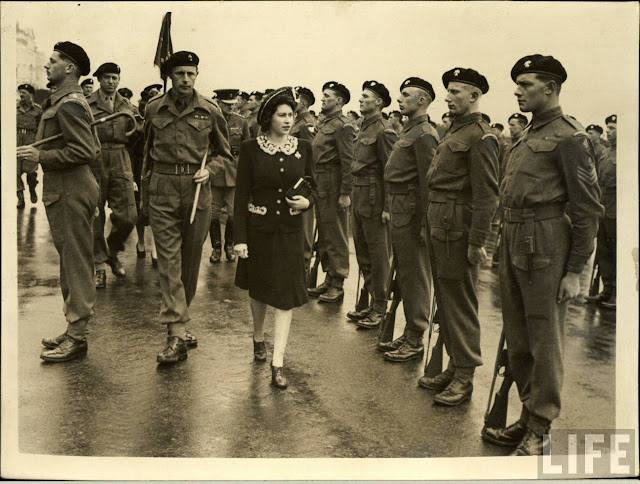 30 Rare and Stunning Vintage Photos of a Young Queen Elizabeth II in the 1940s and 1950s_Lap