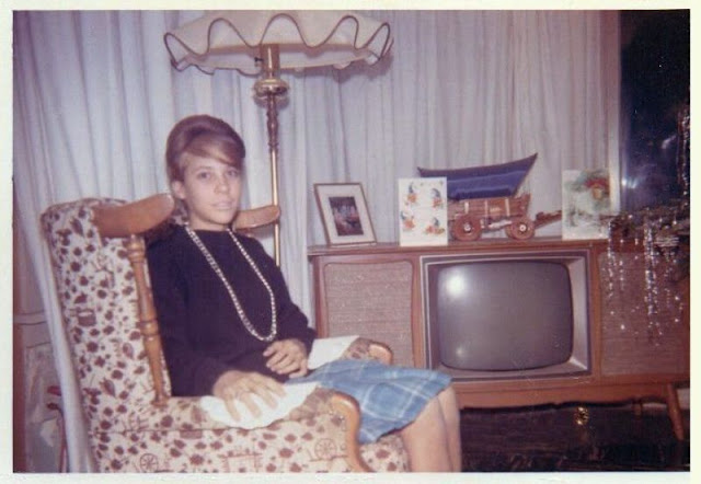 30 Vintage Snaps of Women Posing With TVs in the 1960s_Lap