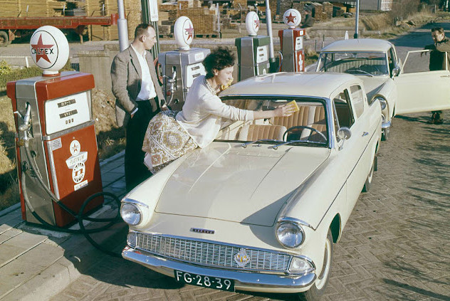 34 Candid Snapshots of Women Posing With Ford Cars in the Past_Lap