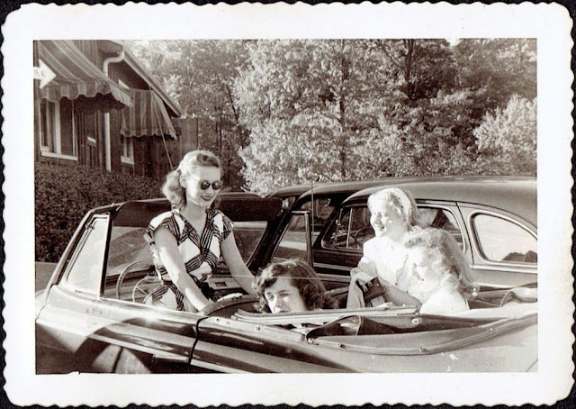 35 Vintage Snapshots of People Posing with Their Classic Convertible Cars from between the 1950s and 1960s_Lap