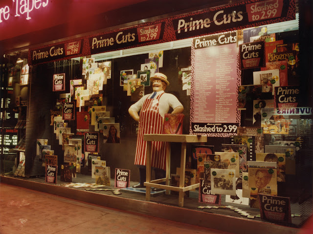 38 Photos That Show How HMV Stores Looked Like in the UK From the Early 1980s_Lap