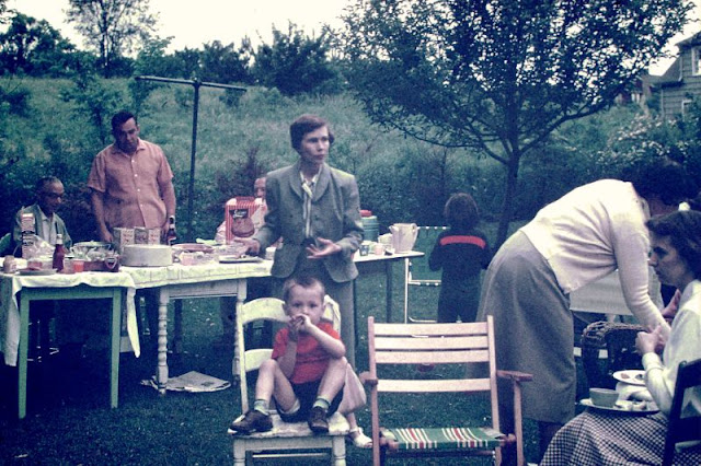 39 Amazing Photos That Show People Picnicked in the Mid-20th Century_Lap