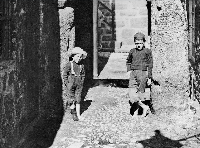 40 Amazing Photographs Capture Everyday Life of St. Ives From the Late 19th Century_Lap