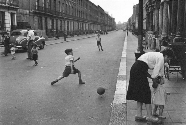 40 Brilliant Photographs Capture Working-Class Life on the Streets of the U.K_Lap