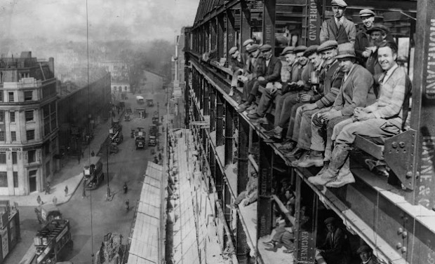 40 Captivating Vintage Photos Depicting Daily Life in London During the 1920s_Lap