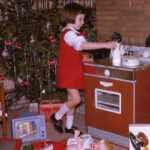 40 Cool Pictures Display Gifts That Children Commonly Received During Christmas in the ’50s and ’60s_Lap