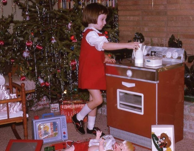 40 Cool Pictures Display Gifts That Children Commonly Received During Christmas in the ’50s and ’60s_Lap