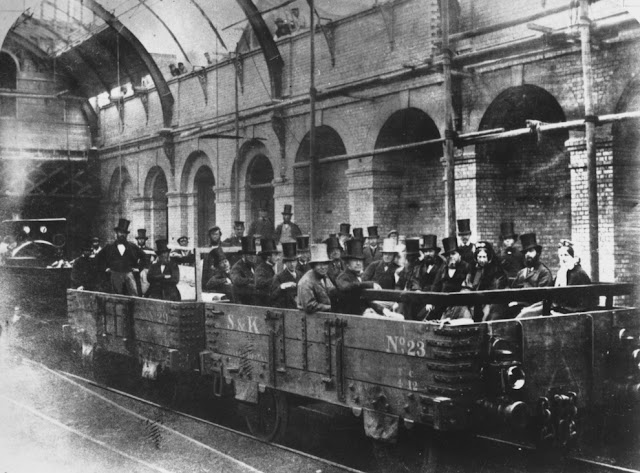 Amazing Photographs From the Early Days of the London Underground_Lap