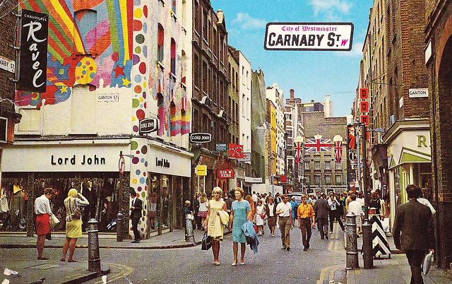 Beautiful Photographs Capture Street Scenes of London in the 1960s_Lap