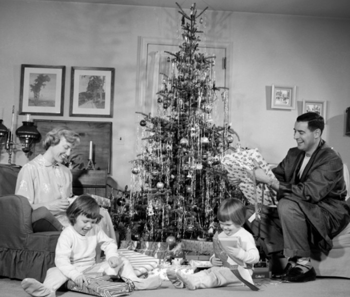 Christmas Nostalgia – Vintage Photos From the 1940s and 1950s That Will Make You Feel Warm_Lap