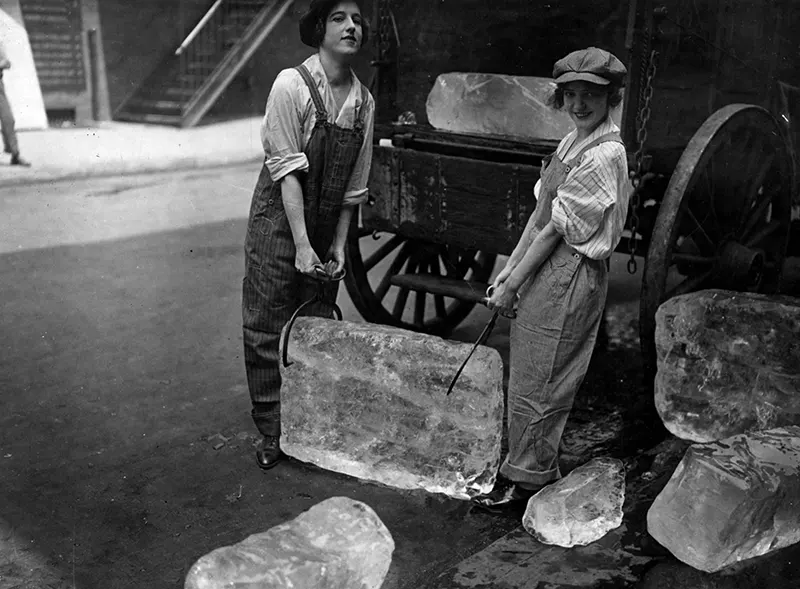 Delivering Blocks of Ice – The Story of the Icemen Through Vintage Photos_Lap