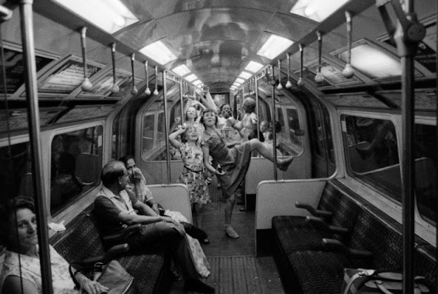 Exploring intimate scenes from the London Underground in the 1970s_Lap