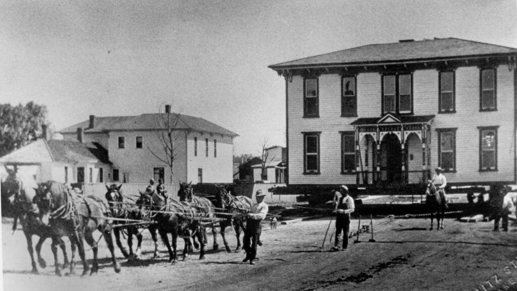 Moving entire houses by horses, 1890-1910_Lap