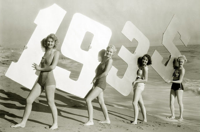 New Year on the Beach – 20 Interesting Vintage Photos of Women Greeting New Year in Swimsuits in the 1930s_Lap