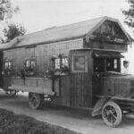 Rolling Nostalgia: Vintage Photos Showcase 12 Unique Wooden Homes on Wheels from the Early 20th Century _ LINH