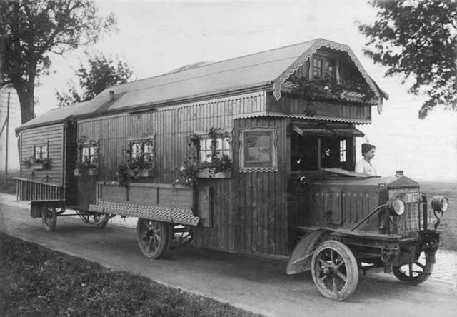 Rolling Nostalgia: Vintage Photos Showcase 12 Unique Wooden Homes on Wheels from the Early 20th Century _ LINH