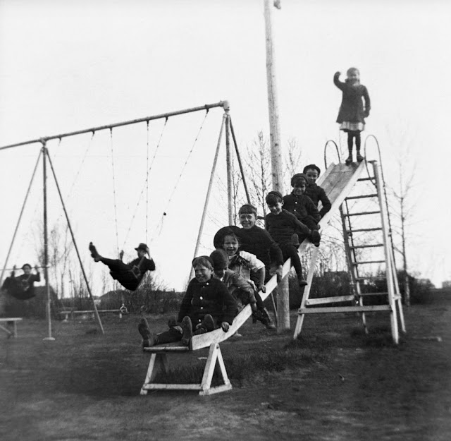 The Way We Were – 34 Vintage Photographs of Children Playing in the Past That We Could Have Lost Today_Lap