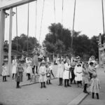 The dangerous playgrounds of the past through classical photos, 1880-1940_Lap