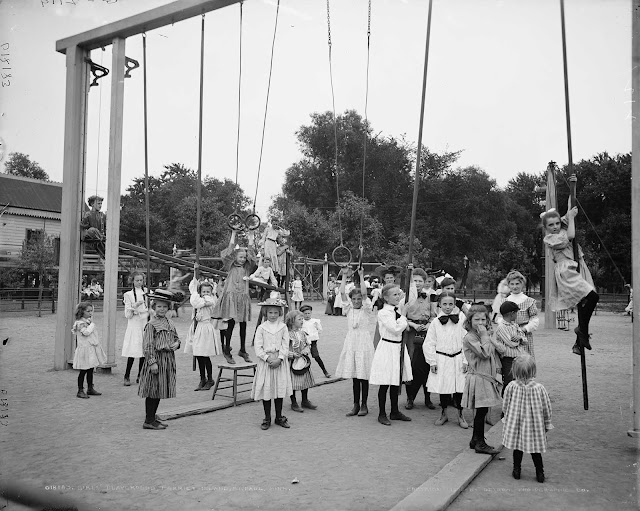 The dangerous playgrounds of the past through classical photos, 1880-1940_Lap