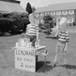 These 14 Vintage Photographs Celebrate the Simple, Easygoing Fun of Summers Past_Lap