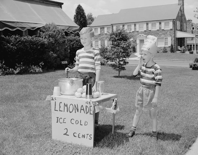 These 14 Vintage Photographs Celebrate the Simple, Easygoing Fun of Summers Past_Lap