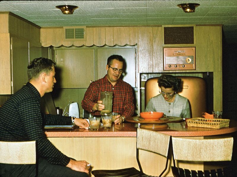 These Casual Snapshots Show What Kitchens Were Like in the 1960s_Lap