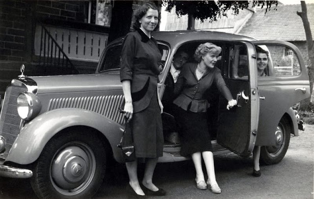 Vintage Gems: Rediscovered ‘Ladies and Cars’ Snapshots Define 1930s Women’s Fashion _ LINH