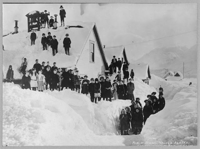 Vintage Photos That Prove Winters Were Harder in the Past_Lap