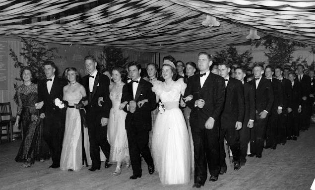 Pictures of High School Proms in the 1940s and 1950s_lag