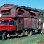 Combining Tinyhouses and Vanlife, These Housetruckers Were Popularized in the 1970s_lag