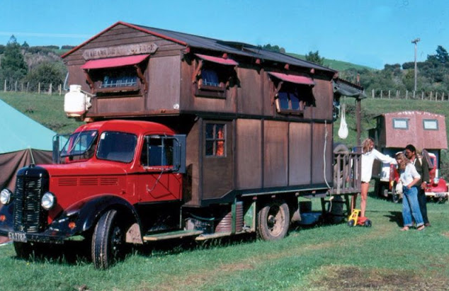 Combining Tinyhouses and Vanlife, These Housetruckers Were Popularized in the 1970s_lag