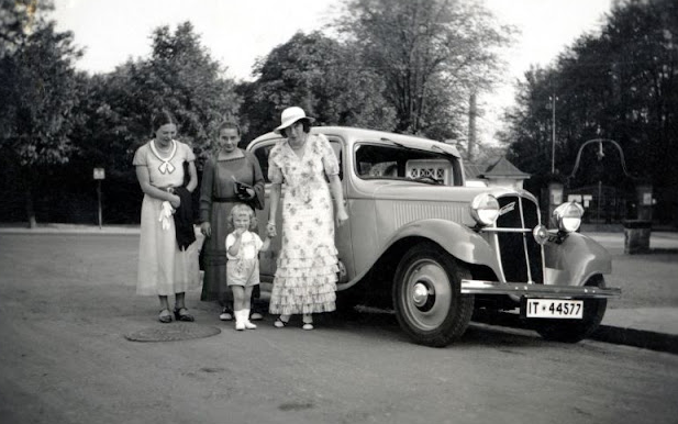 Found Snaps of ‘Ladies and Cars’ That Defined Women’s Fashion in the 1930s _ USStories