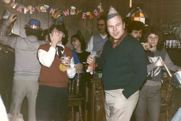 40 Color Snaps That Show How the 1980s New Year’s Eve Parties Were Like _ USStories