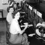 30 Amazing Vintage Photographs That Capture Telephone Switchboard Operators at Work from the Past _ USStories