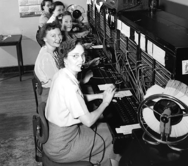 30 Amazing Vintage Photographs That Capture Telephone Switchboard Operators at Work from the Past _ USStories