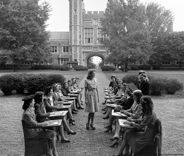 Fashion in Washington University in St. Louis in 1944 _ USStories