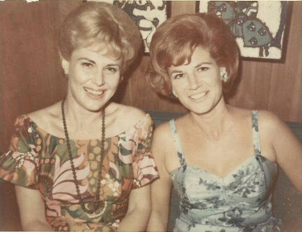 30 Cool Photos of Blonde Bouffant Hair Ladies in the 1960s _ USStories