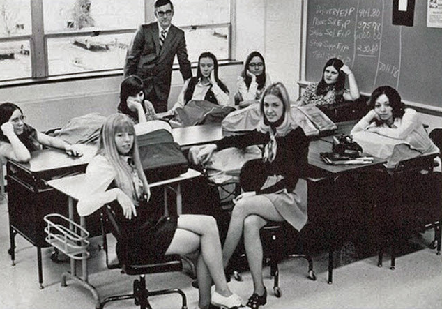 35 Photos Mini Skirts in the Classroom in the Past _ USStories