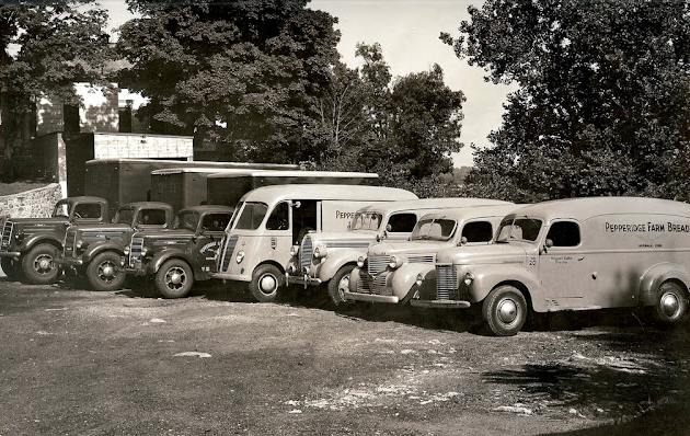 30 Vintage Photos of Bakery and Bread Trucks From Between the 1930s and 1950s _ USStories