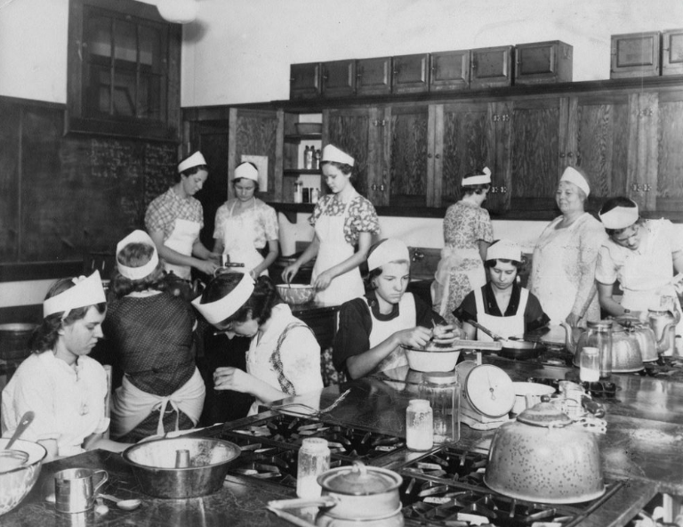 Fascinating Vintage Photos of Girls Attending Home Economics Classes, 1920s-1930s_lag