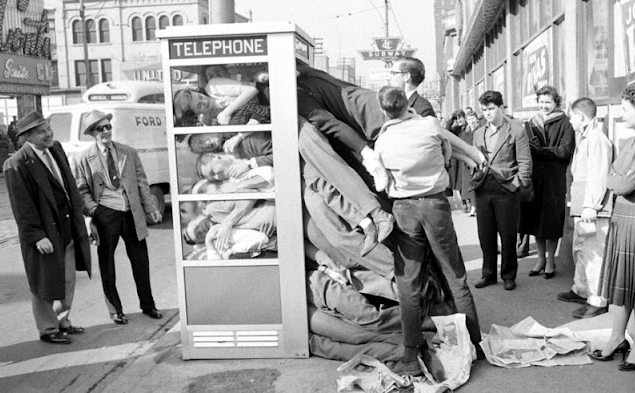 One of the Wild Fads of the 1950s Was Telephone Booth Stuffing_lag