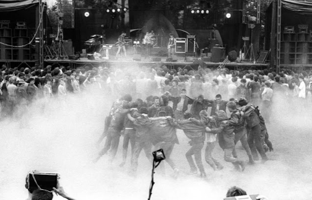 Before the Era of Smartphones: Capturing Punk Festival Moments with Tape Players_lag