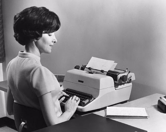 Before Computer: Vintage Photos of People From the Past With Their Typewriters_lag