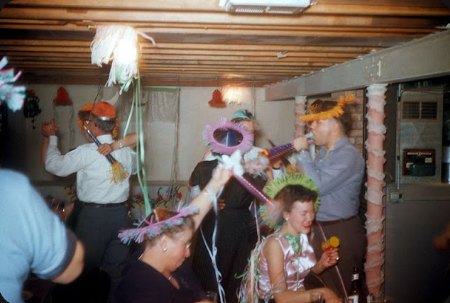 22 Vintage Snapshots of New Year’s Eve Parties in the 1950s and 1960s_lag