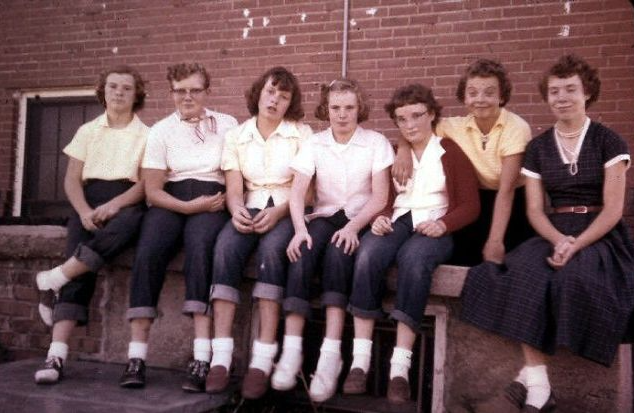 35 Snapshots Prove That Jeans Made the 1950s Girls Look So Cool_lag