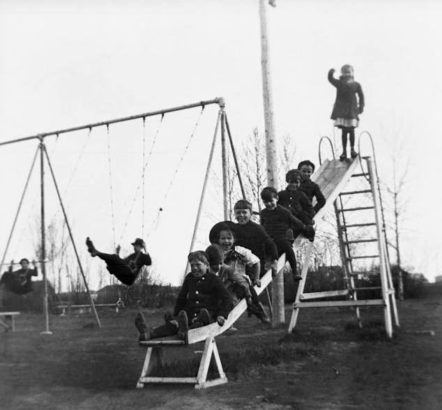 33 Vintage Photographs of Children Playing in the Past That We Could Have Lost Today_lag